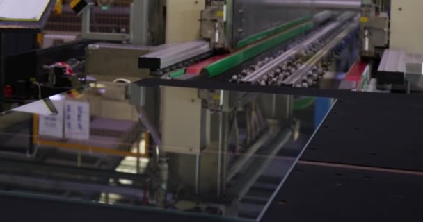 Operator Werkt Aan Transportband Voor Glasverwerking Grote Werkplaats Langzame Beweging — Stockvideo