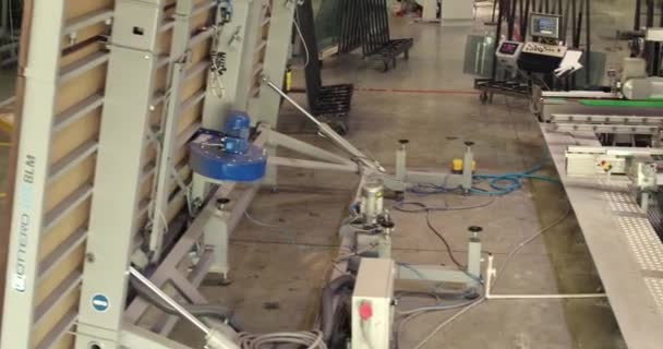 Een Drone Vliegt Door Een Werkplaats Een Grote Fabriek Met — Stockvideo