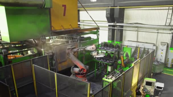 在大型工厂的组装大厅里 机器臂上方的钻头 慢动作 — 图库视频影像