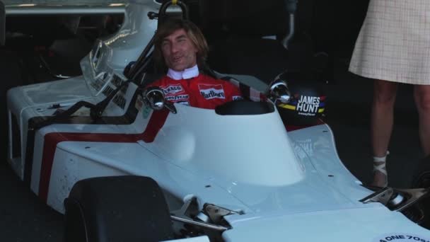 アラブ首長国連邦ドバイ レース前のサービスボックスで彼の車でパイロットレーシングカー スローモーション — ストック動画