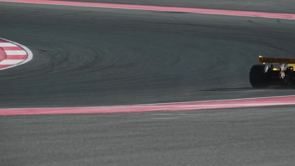 アラブ首長国連邦ドバイ 2024 レース中のレースコースのスポーツカー スローモーション — ストック動画