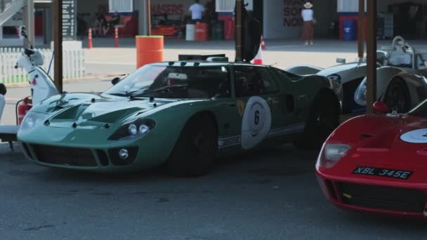 Yarıştan Önce Spor Arabalarla Yarışmak Yavaş Hareket — Stok video