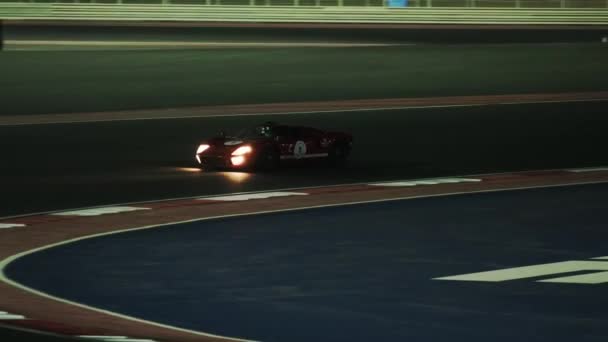 Geceleri Yarış Pistinde Spor Araba Yavaş Hareket — Stok video