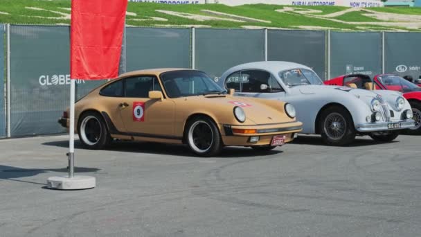 レースコースの隣に駐車していた古いスポーツカー スローモーション — ストック動画
