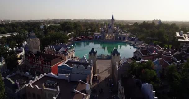 无人机带着一个歌唱的喷泉飞越了游乐园的城堡 空中景观 慢动作 — 图库视频影像