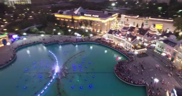 ドローンは歌う噴水を持つ遊園地の城の上を飛ぶ エアリアルビュー スローモーション — ストック動画