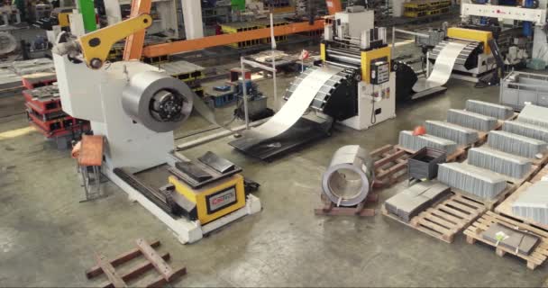 Eine Drohne Fliegt Einer Großen Werkstatt Über Ein Metallförderband Luftaufnahme — Stockvideo