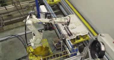Ev aletleri fabrikasının montaj salonundaki robot taşıyıcı üzerinde İHA. Hava Görünümü, Yavaş Hareket.