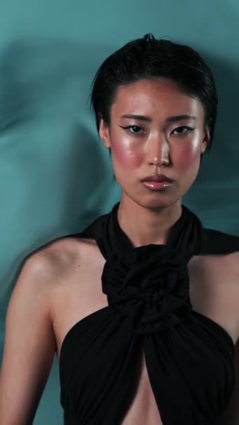 Estudio Vertical Retrato Joven Modelo Asiático Con Maquillaje Brillante Alrededor — Vídeo de stock