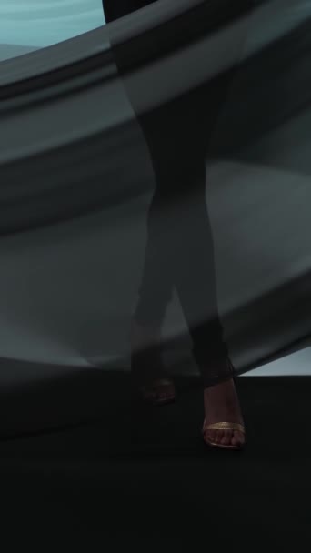 Vertikales Porträt Der Beine Eines Jungen Models Overalls Und Schuhen — Stockvideo