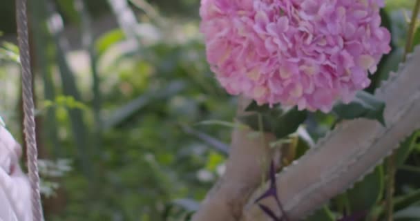 Çiçek Çelengi Içinde Genç Güzel Bir Kız Yeşil Bir Bahçede — Stok video