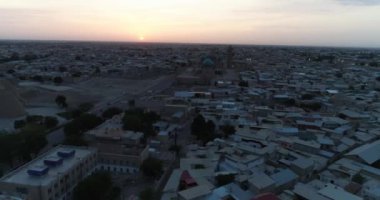 Şafakta eski şehrin ve ünlü anıt kompleksi iKalyan Poi Kalon Kompleksi ve Poi Kalon Minaret n Bukhara 'nın üzerinde bir dron uçar. Hava manzarası, Özbekistan.