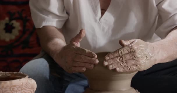制盘时 一个在陶工轮上工作的制陶大师的手 — 图库视频影像