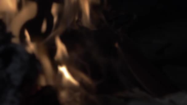 東洋風の古代の建物で夜に乾燥したベットの火の中で燃えるオープン本 スローモーション スーパークローズアップ — ストック動画
