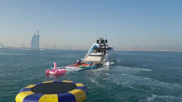 阿拉伯联合酋长国迪拜 3月20日2023 一架无人驾驶飞机在平静的大海中环绕一艘豪华私人游艇飞行 空中景观 慢动作 — 图库视频影像