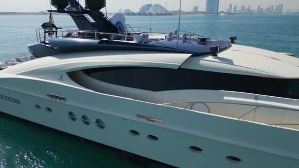 アラブ首長国連邦 ドバイ 2023 ドローンは静かな海に立っている豪華なプライベートヨットの周りに飛ぶ エアリアルビュー スローモーション — ストック動画