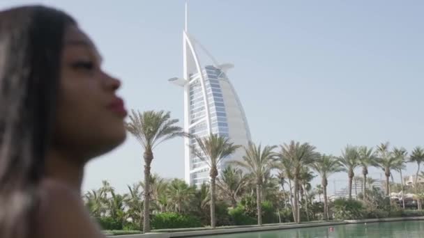 Elbiseli Rahat Irklar Arası Kadın Dubai Bir Kanaldan Geçen Bir — Stok video