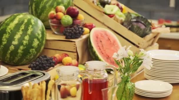 Küçük Bir Otelde Kahvaltı Masası Meyveler Karpuzlar Muzlar Yavaş Hareket — Stok video