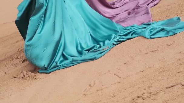 風の中で発達する長いドレスの2人の若い女性は砂漠の砂丘を裸足で走ります スローモーション — ストック動画