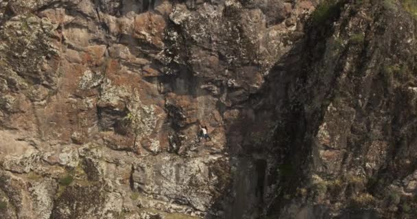 无人机飞过一个年轻的女攀登者爬上了陡峭的悬崖 空中视图 — 图库视频影像