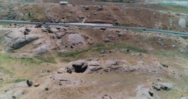 Bir İHA tepelerin arasında bir dağ yolunun üzerinden uçuyor. Hava Görünümü, Yavaş Hareket