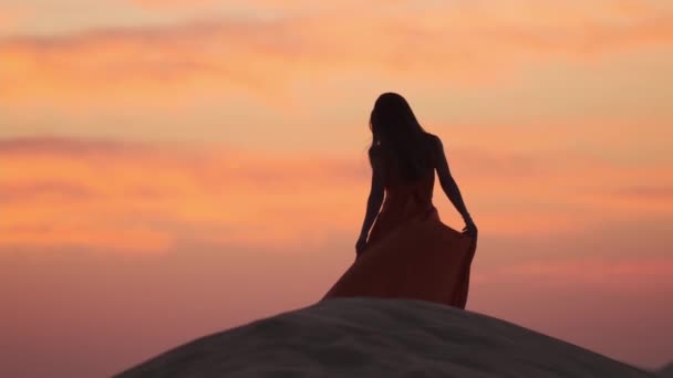 Молодая Женщина Длинными Волосами Красном Платье Развивающемся Ветру Ходит Босиком — стоковое видео