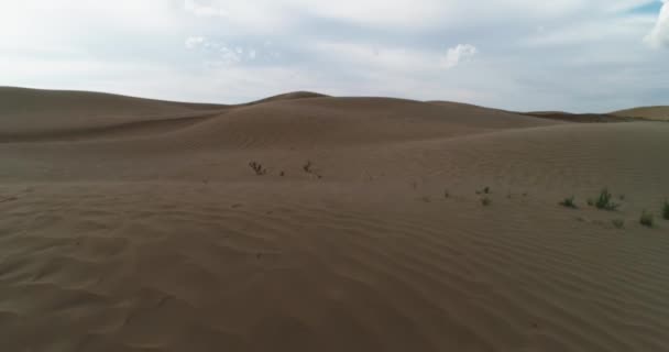 Drone Voa Muito Baixo Sobre Dunas Areia Deserto Levantando Poeira — Vídeo de Stock
