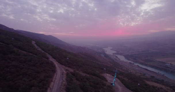 Dron Létá Vedle Kabin Lanovky Horách Vedle Horské Řeky Malého — Stock video