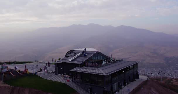 Drone Flies Mountain Station Cable Car Restaurant Next Background Sunset — Stock Video