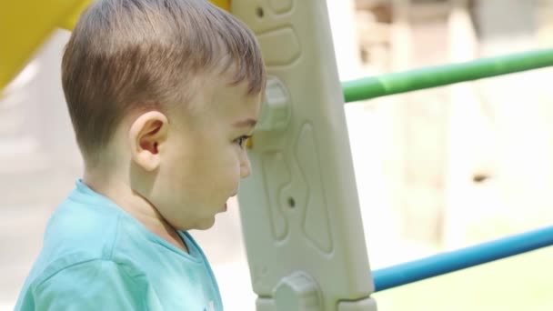 Malý Usměvavý Chlapec Hraje Mámou Hřišti Pomalý Pohyb Zavření — Stock video