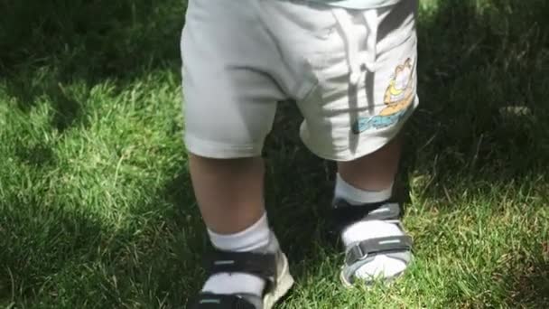 Close Dari Kaki Seorang Anak Kecil Dengan Celana Pendek Dan — Stok Video