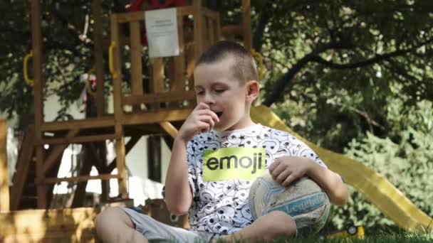 Şortlu Tişörtlü Çıplak Ayaklı Bir Genç Koltuk Altında Futbol Topu — Stok video