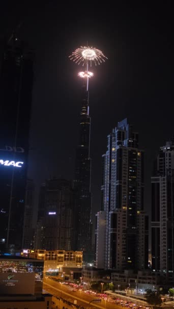 Дубай Оаэ 2023 Вертикальная Съемка Дубайского Небоскреба Время Новогодних Фейерверков — стоковое видео