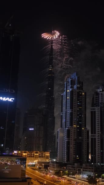 Pionowe Ujęcie Wieżowca Dubaju Podczas Noworocznych Fajerwerków Zwolniony Ruch — Wideo stockowe