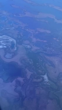 Uçaktan yere ve Dubai yakınlarındaki okyanusa kadar olan dikey görüntüler. Hava görünümü