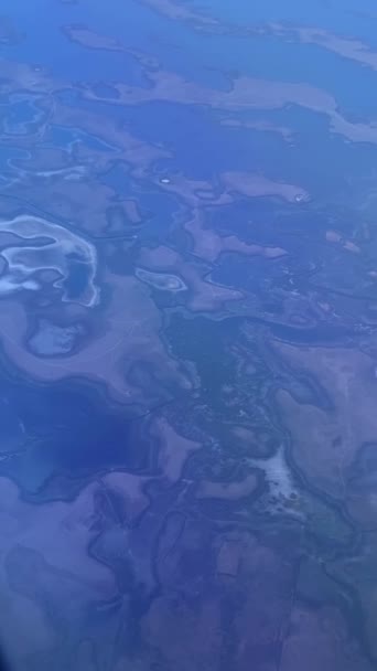 ドバイ近くの飛行機から地上と海への垂直ビデオ 空中風景 — ストック動画