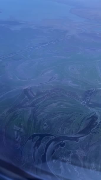 从飞机到迪拜附近的地面和海洋的垂直视频 空中景观 — 图库视频影像