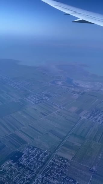 Vídeo Vertical Janela Avião Sua Asa Chão Por Baixo Dela — Vídeo de Stock