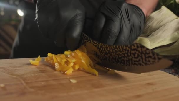 Chef Corte Pimiento Amarillo Tabla Cortar Con Cuchillo Cocina Primer — Vídeos de Stock