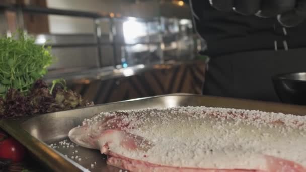 Chef Luvas Salga Pimenta Peixe Deitado Mesa Cozinha Cercado Por — Vídeo de Stock
