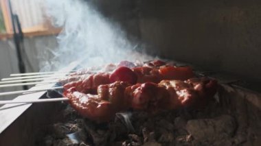 Tavuk, et ve ciğer kebabı açık ızgarada kömürle kızartılır. Yavaş Hareket, Kapat.