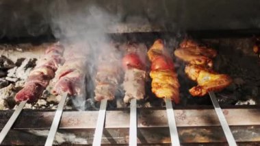 Tavuk, et ve ciğer kebabı açık ızgarada kömürle kızartılır. Yavaş Hareket, Makro.