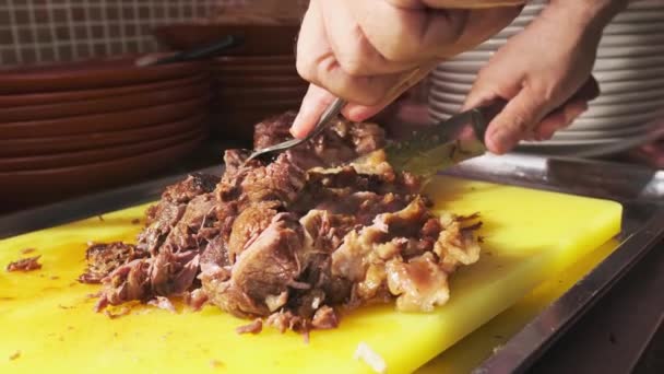 Chef Schneidet Gekochte Fleischstücke Für Pilaf Mit Einem Messer Auf — Stockvideo