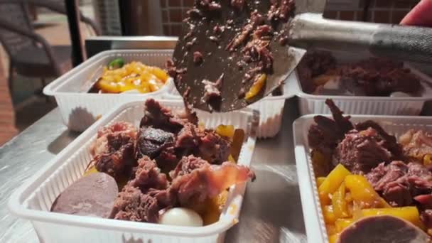 Szef Kuchni Przygotowuje Gotowane Mięso Plastikowych Pojemnikach Uzbeckim Pilafem Zamknij — Wideo stockowe