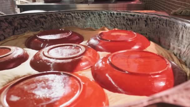 Duży Kocioł Pilaf Parującym Ryżem Pokryty Tkaniną Talerzami Zamknij Się — Wideo stockowe