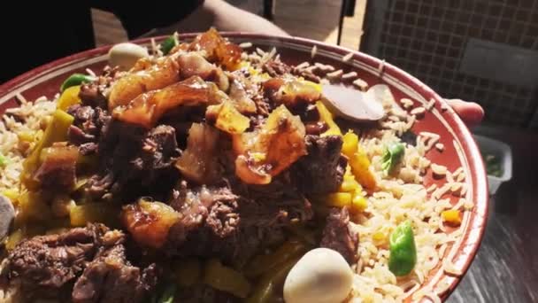 Servierteller Mit Usbekischem Pilaf Mit Reis Fleisch Und Karotten Zeitlupe — Stockvideo