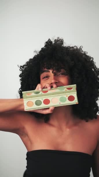 Aranyos Fiatal Modell Hosszú Göndör Laza Haj Mutatja Smink Készlet — Stock videók