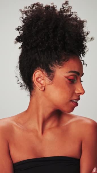 Kirpiklerini Boyayan Kıvırcık Siyah Saçlı Profesyonel Makyajcı Genç Sevimli Bir — Stok video