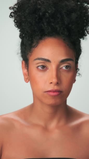 Profesyonel Makyaj Ustası Kıvırcık Saçlı Genç Bir Modele Boya Uyguluyor — Stok video