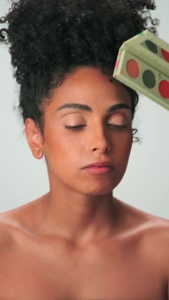 Mestre Maquiagem Profissional Aplica Tinta Modelo Jovem Com Cabelo Encaracolado — Vídeo de Stock